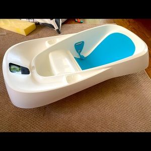 4 moms bathtub with built in thermometer